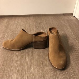 Tom’s Leila Mule in Tan Suede size 8